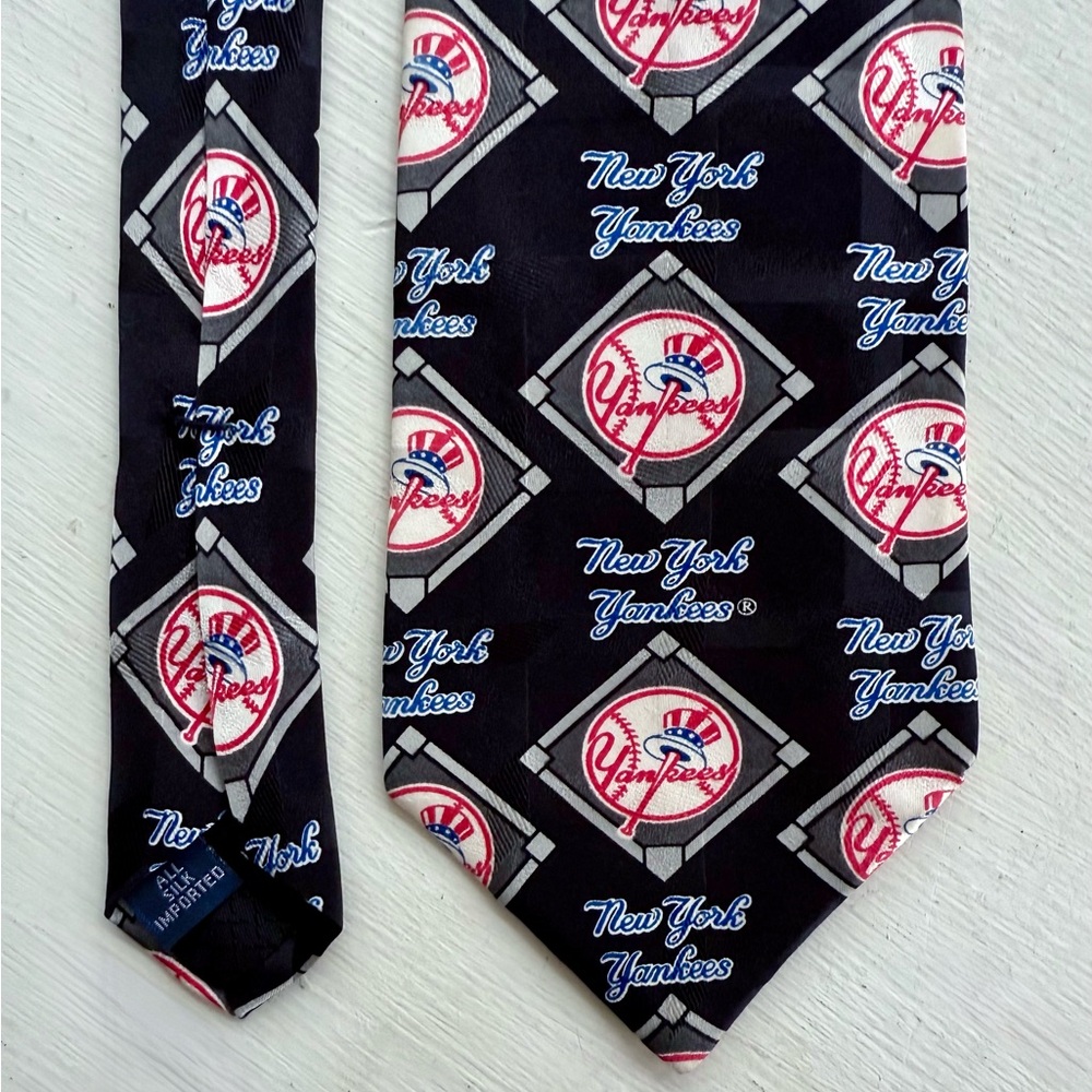 MLB New York Yankees Diamonds 100% Silk Neck Tie Black